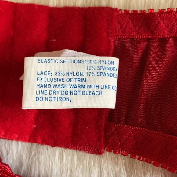 GLAMOROUS Vintage Cabernet small red garter belt. Never worn. Lacy & sexy! - Picture 4 of 4